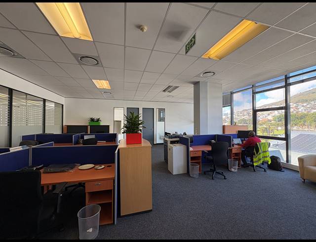 1,587M² OFFICE TO LET IN WOODSTOCK